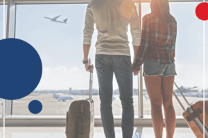 otografie páru s kufry na letišti.