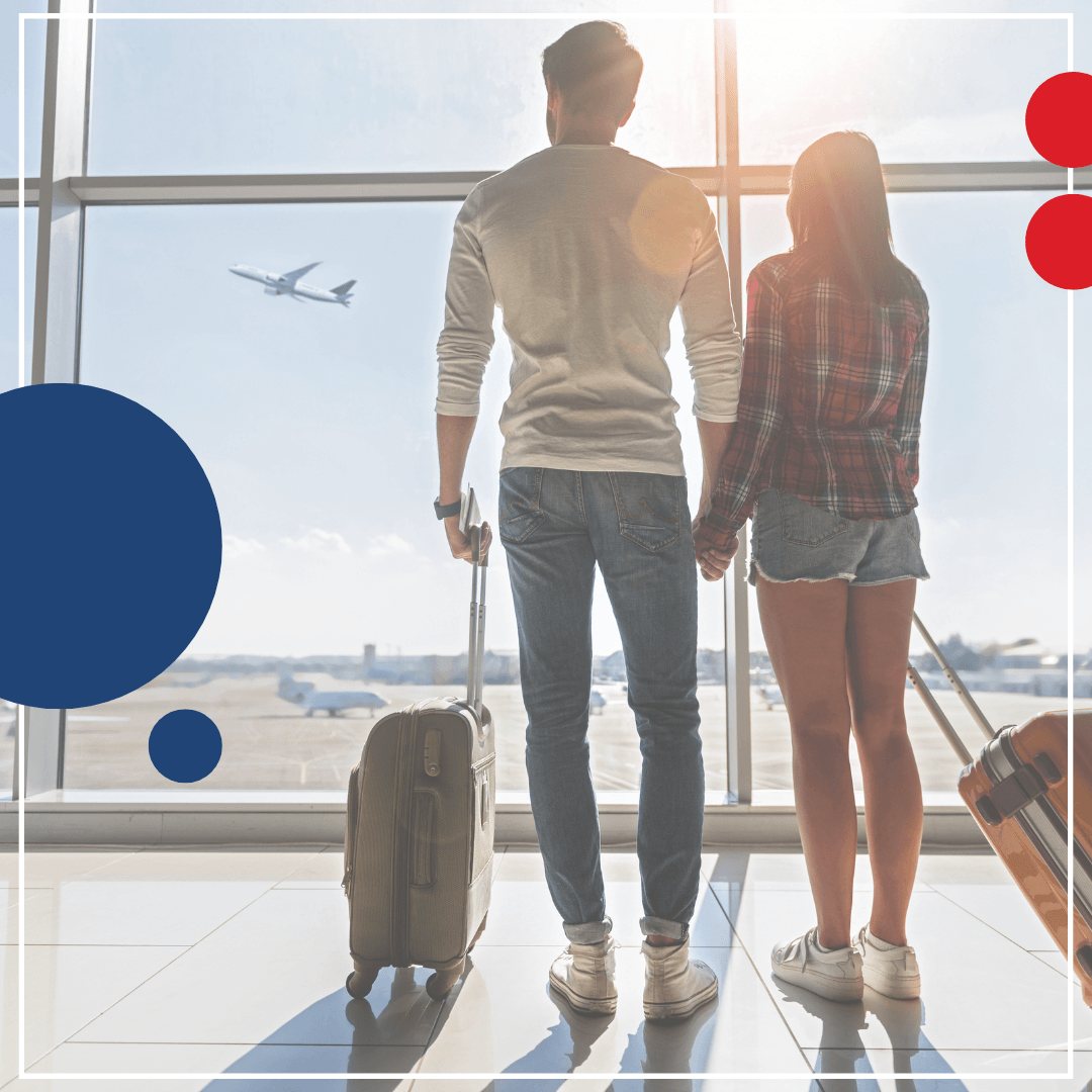 otografie páru s kufry na letišti.